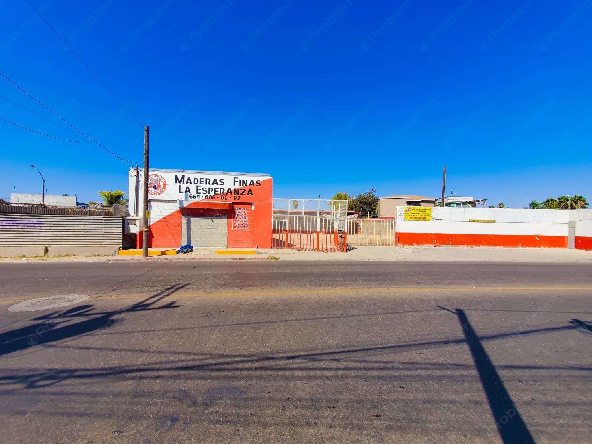 Terreno Comercial con local en renta - Alba roja