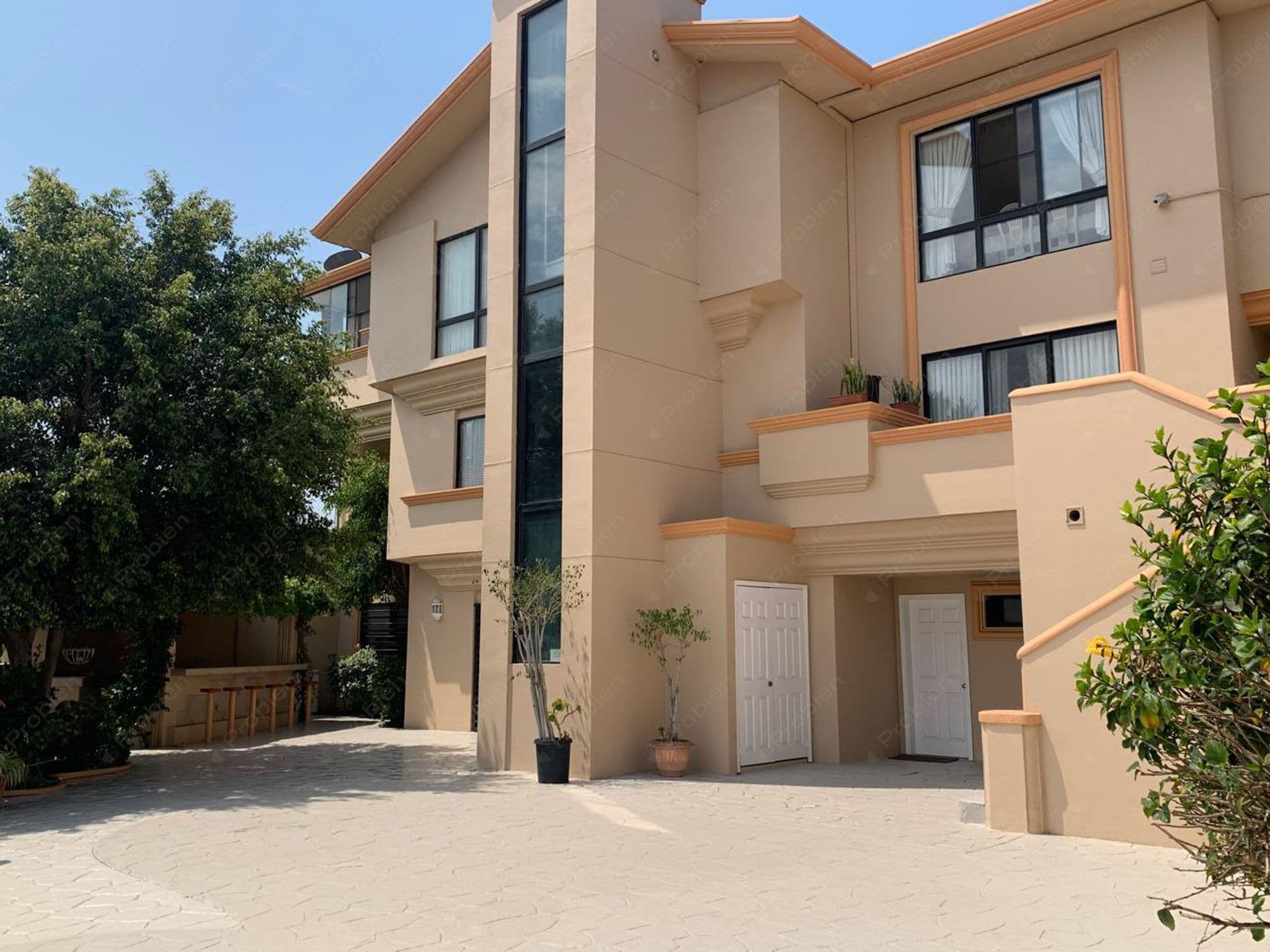 Casa en Renta / Venta en Laderas de Monterrey – 3 Niveles, Elevador y Amplio Patio con Vista