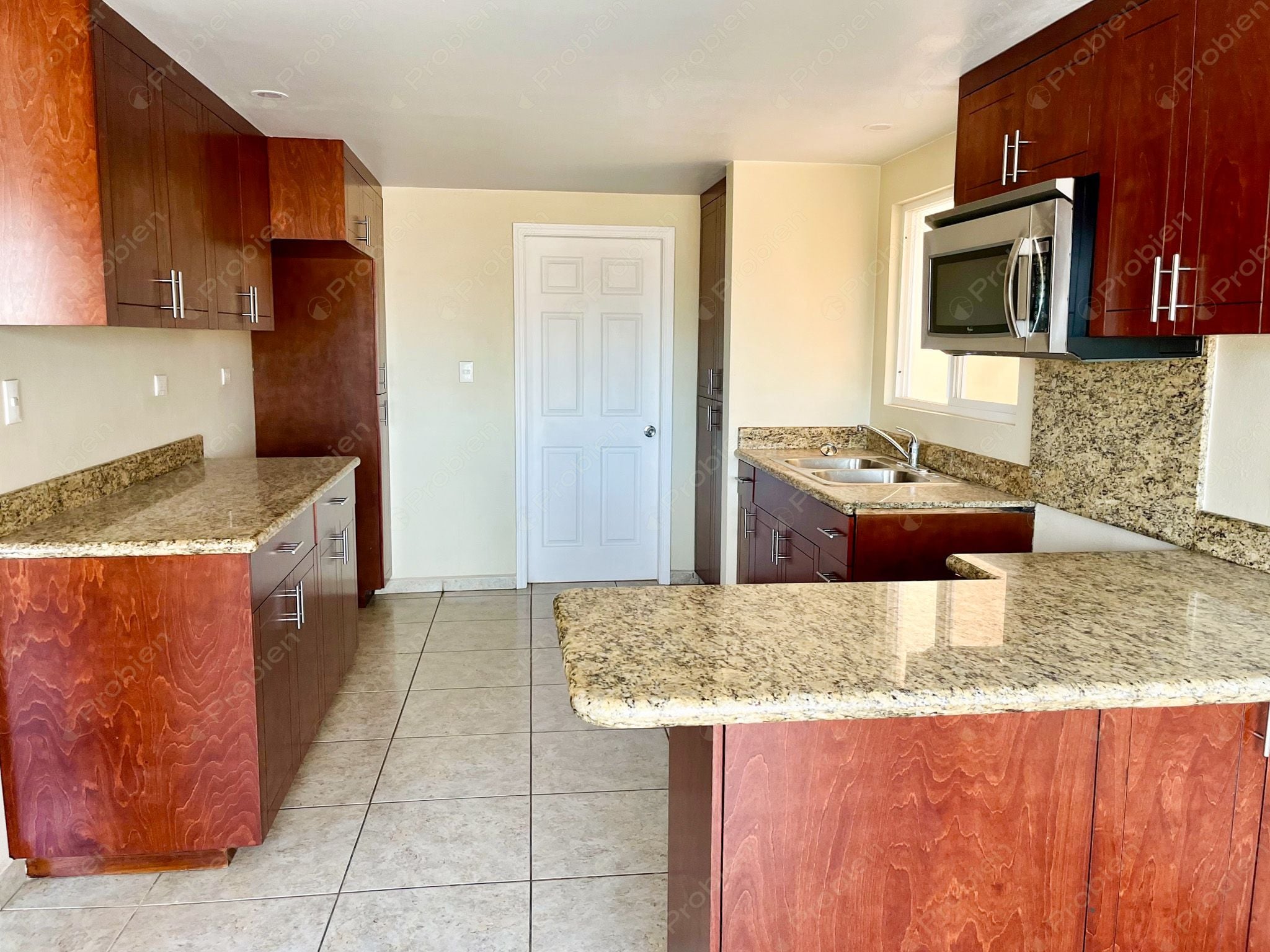 Hermosa Casa en Renta en La Cúspide – Vista al Mar y Terraza con Pérgola - Foto 5 de 19