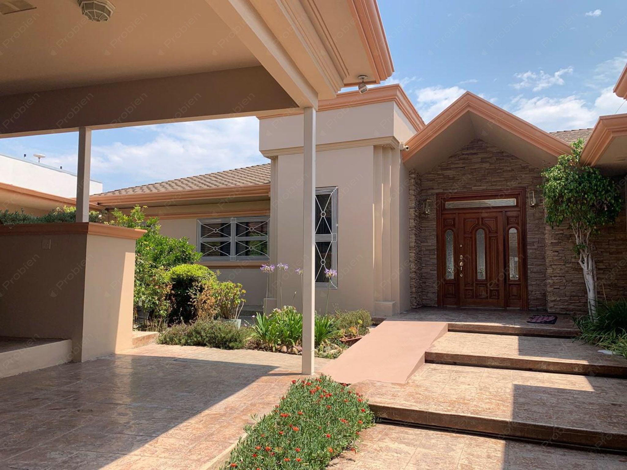 Casa en Renta / Venta en Laderas de Monterrey – 3 Niveles, Elevador y Amplio Patio con Vista - Foto 13 de 19