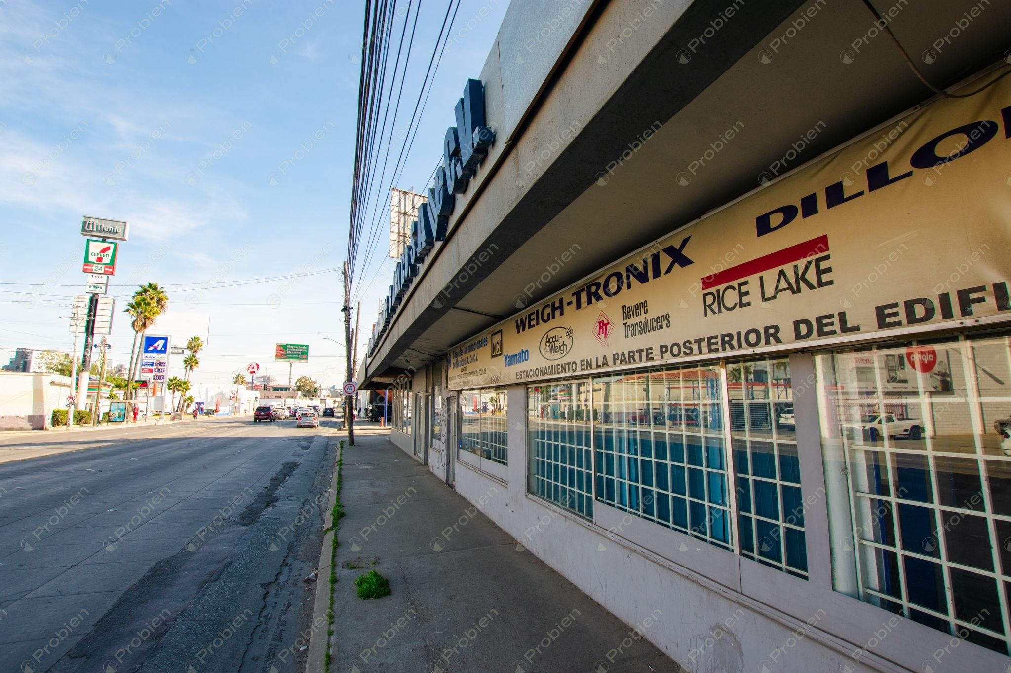 Local comercial en renta sobre Blvd. Agua Caliente, Tijuana, con amplio frente - Foto 1 de 13