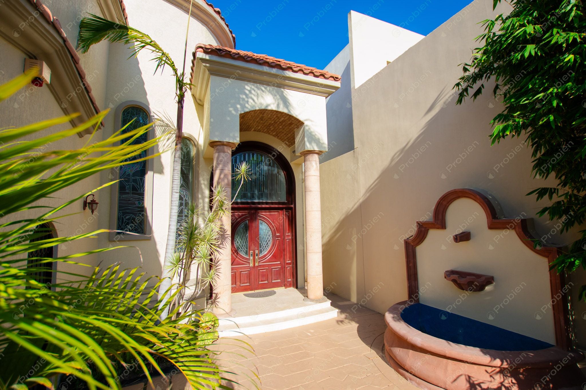 Casa en Venta en Puerta de Hierro – Estilo Californiano en Privada Exclusiva - Foto 2 de 27