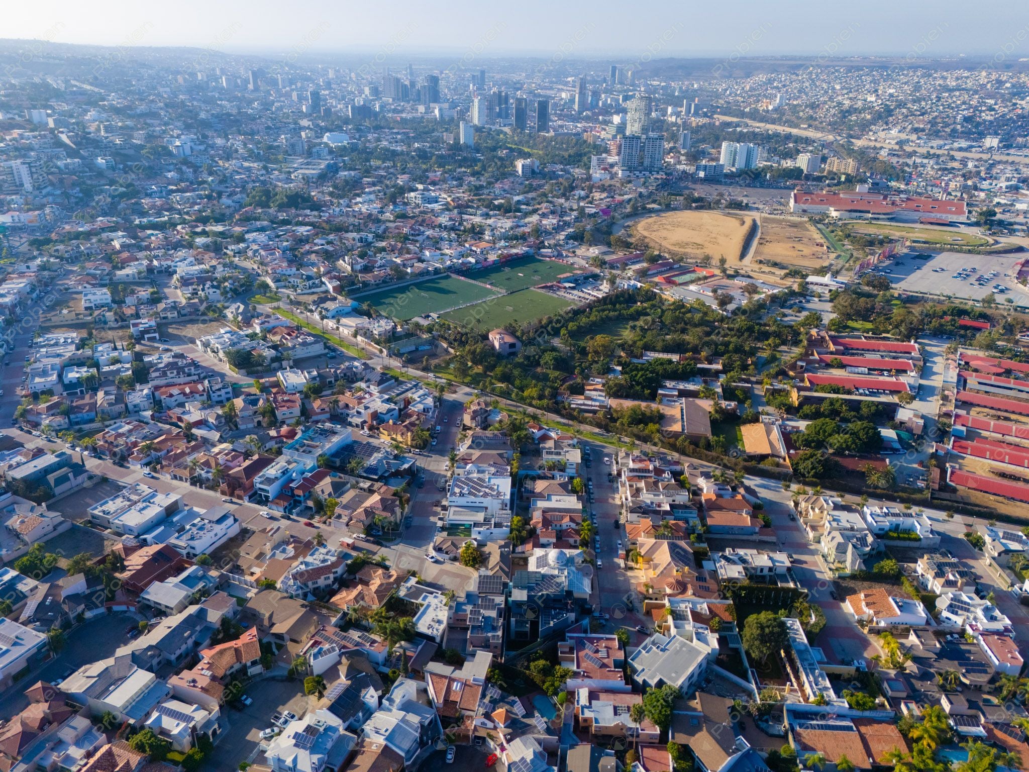 Casa en Venta en Puerta de Hierro – Estilo Californiano en Privada Exclusiva - Foto 24 de 27