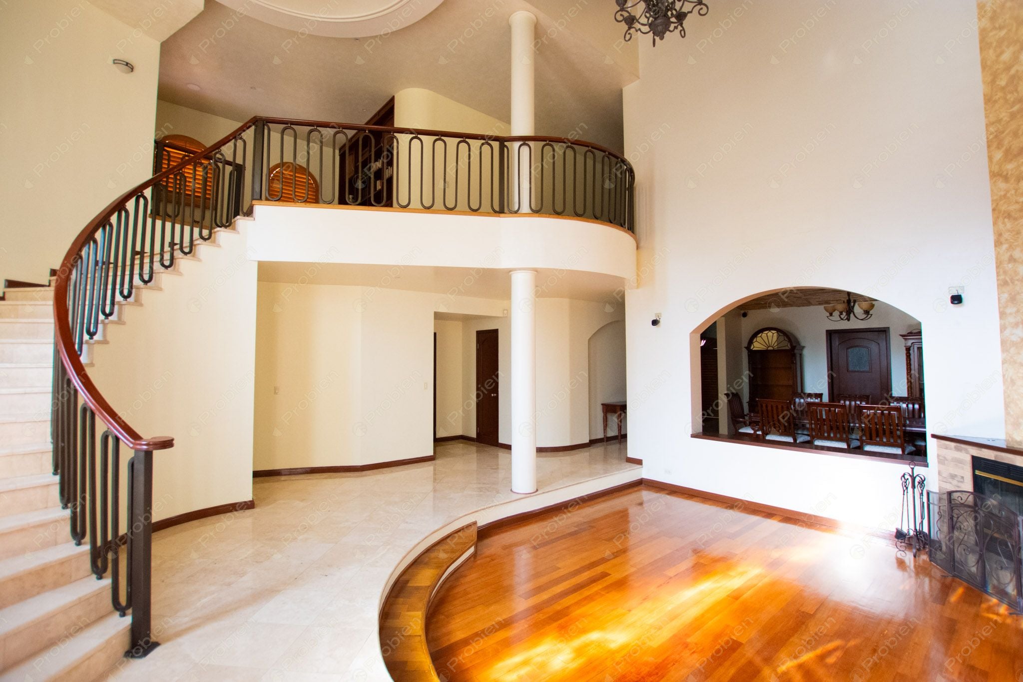 Casa en Venta en Puerta de Hierro – Estilo Californiano en Privada Exclusiva - Foto 3 de 27