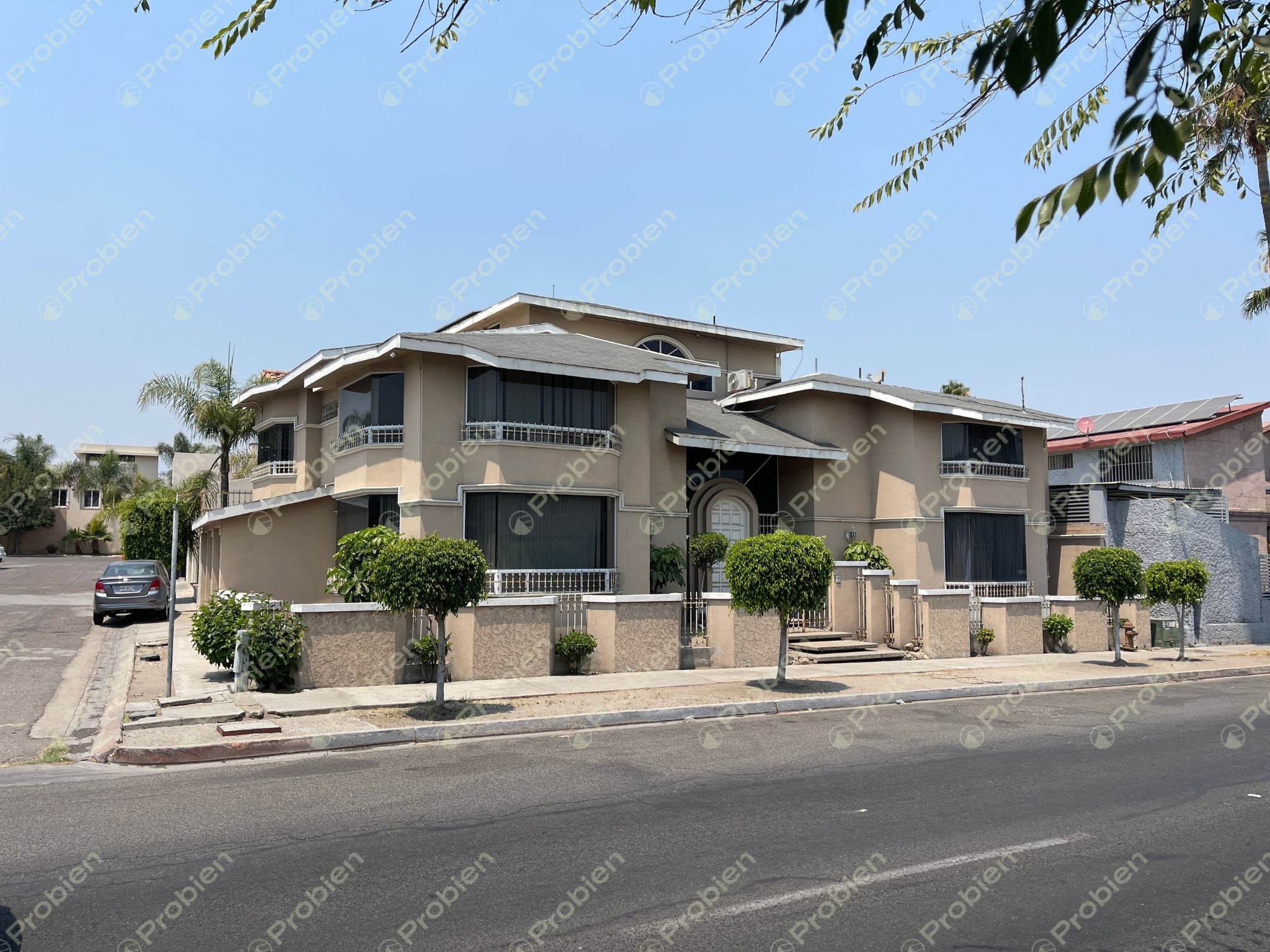 Casa en Venta en Boulevard Las Américas | Amplios Espacios para Remodelar a tu Gusto - Foto 2 de 17