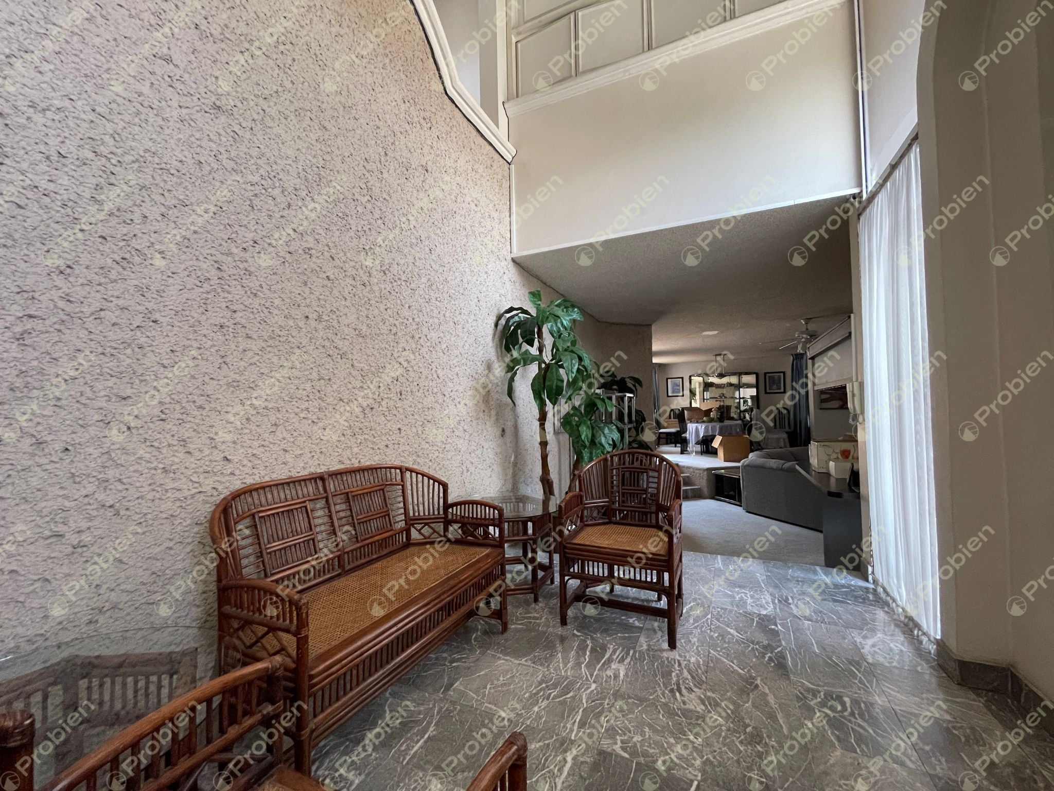 Casa en Venta en Boulevard Las Américas | Amplios Espacios para Remodelar a tu Gusto - Foto 3 de 17