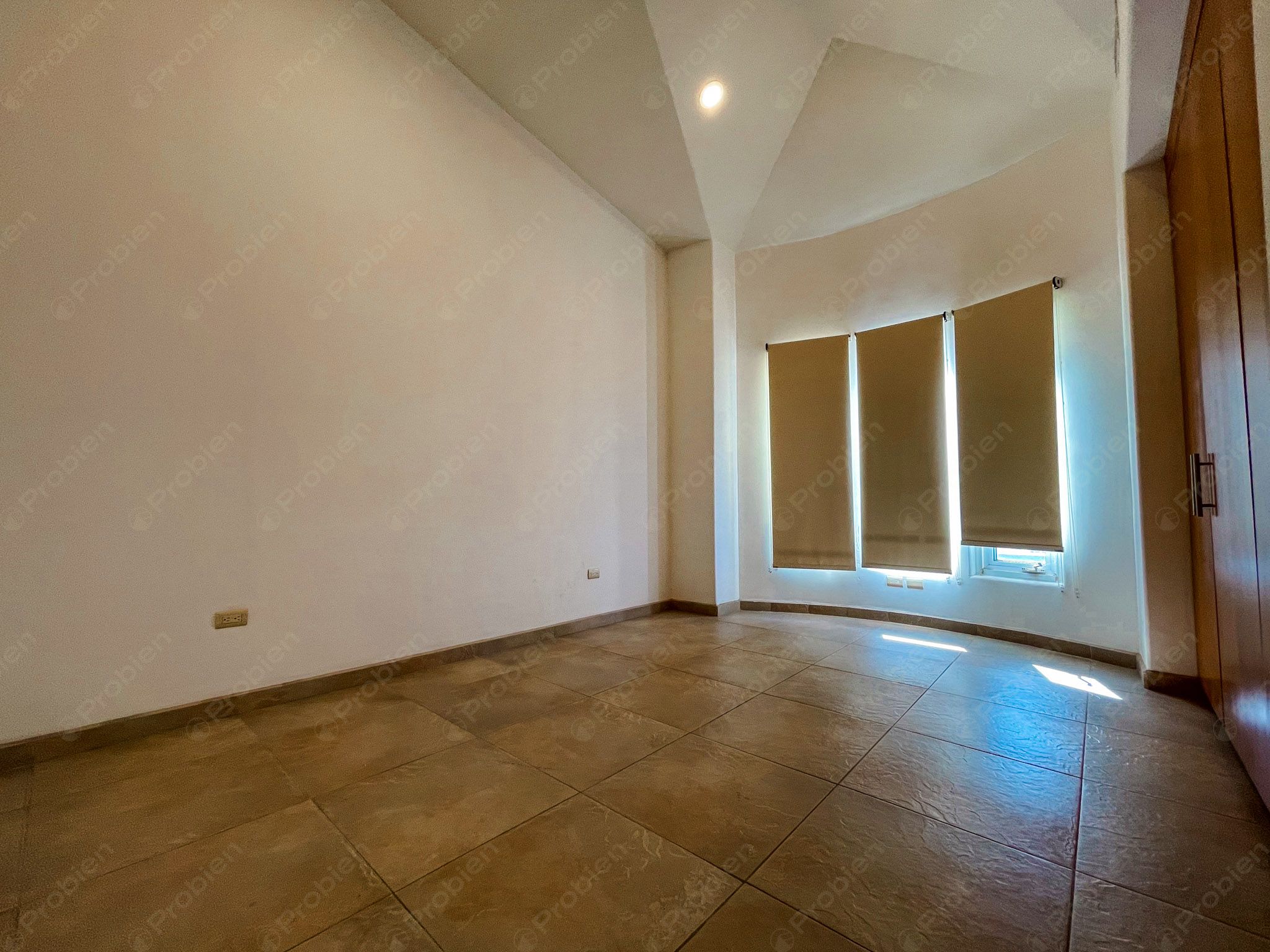Casa en Venta en Hacienda Agua Caliente – 4 Recámaras, Patio Amplio y Excelente Ubicación - Foto 16 de 25
