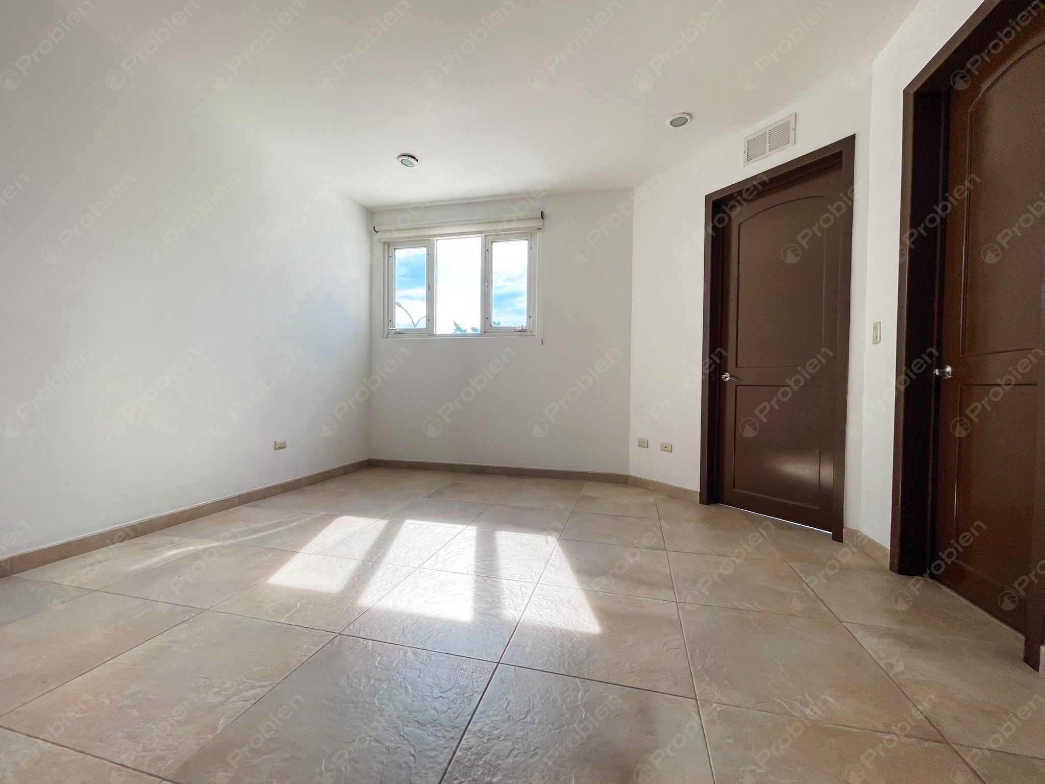 Casa en Venta en Hacienda Agua Caliente – 4 Recámaras, Patio Amplio y Excelente Ubicación - Foto 18 de 25